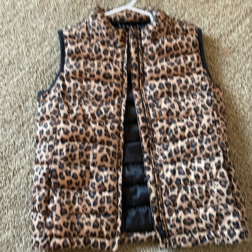NWT leopard puffer jacket. Lightweight